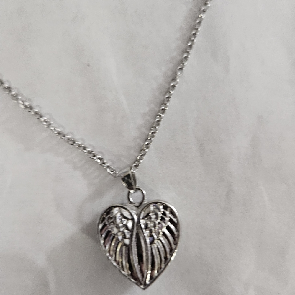 Angel Wing Memorial necklace for ashes, "Forever in my heart."18-20". NWOT
